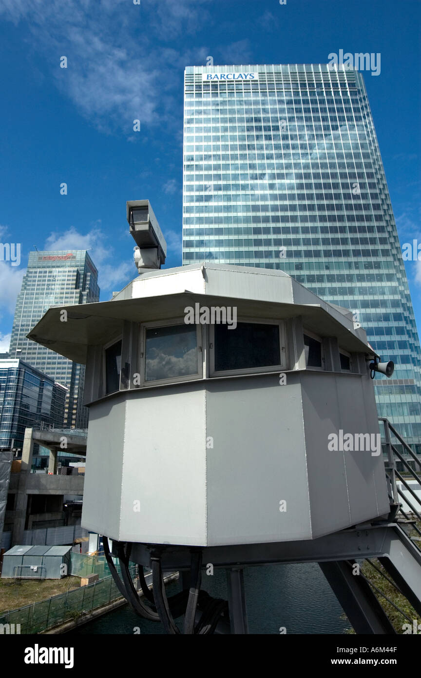 CCTV-Kamera auf Sicherheit Turm am Eingang zum Canary Wharf Barclays Bank im Hintergrund London Stockfoto