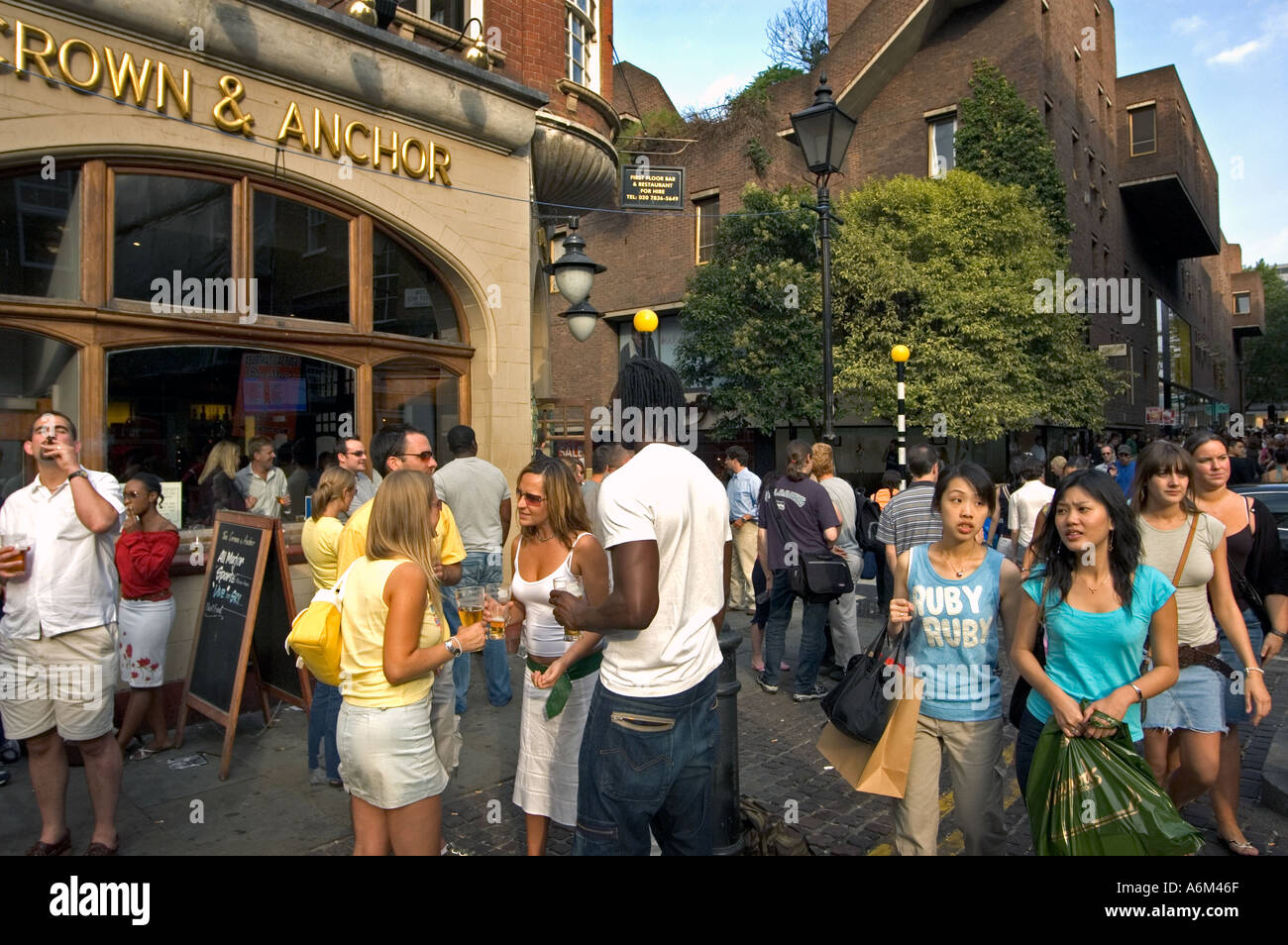 Menschen mit einem Drink vor dem Crown Anchor Pub in Neal St London Stockfoto