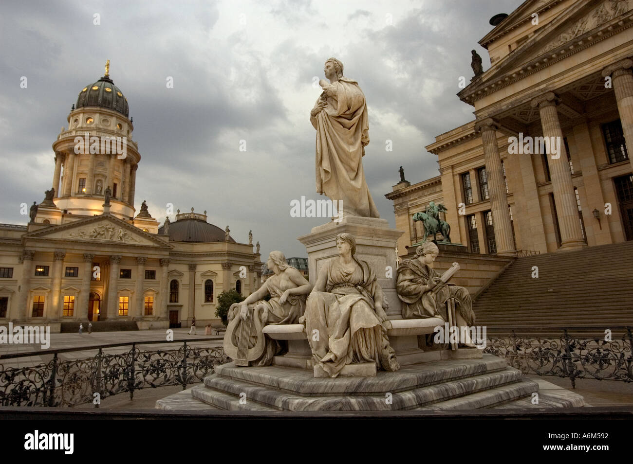 Deutsche Kirche Deutsch Kirche der Schinkels Schauspielhaus Schauspielhaus mit Statue von Schiller Gendarmenmarkt Berlin Stockfoto