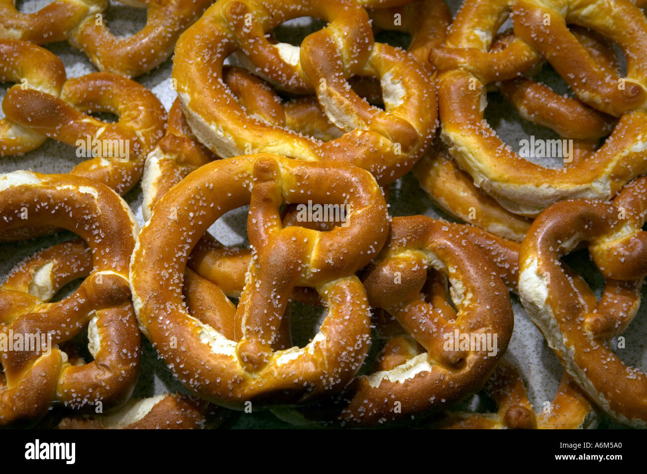 Haufen von frisch zubereiteten Brezeln zum Verkauf in deutsche Bäckerei Berlin Stockfoto