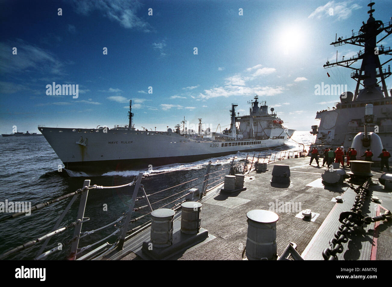 RFA Welle Herrscher Betankung USS Barry und HMS Edinburgh betrachtet von der Barry Stockfoto