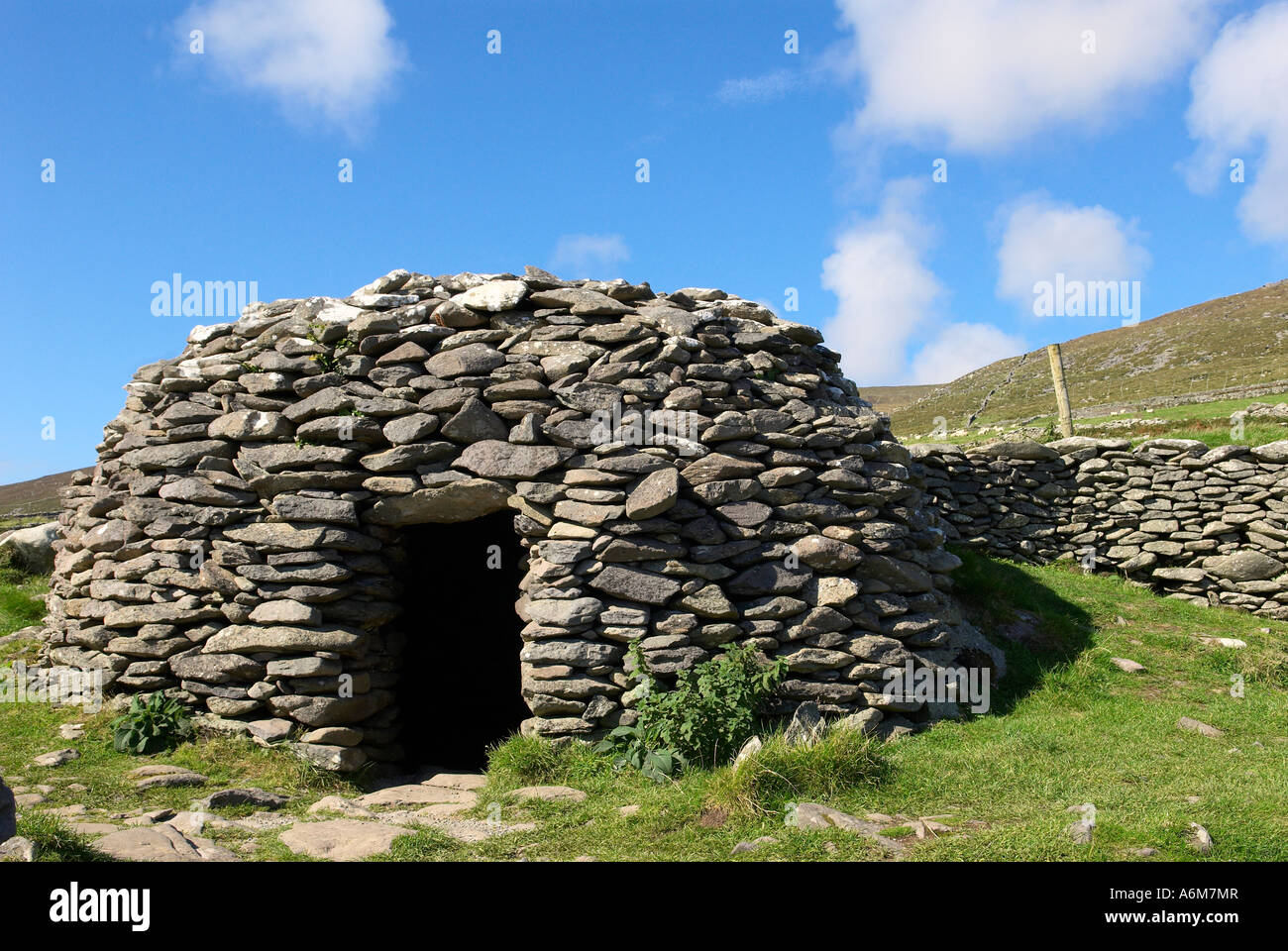 Dieser Bienenstock Hütten waren Teil eines geschlossenen Hof oder Ringfort auf der Dingle-Halbinsel Stockfoto