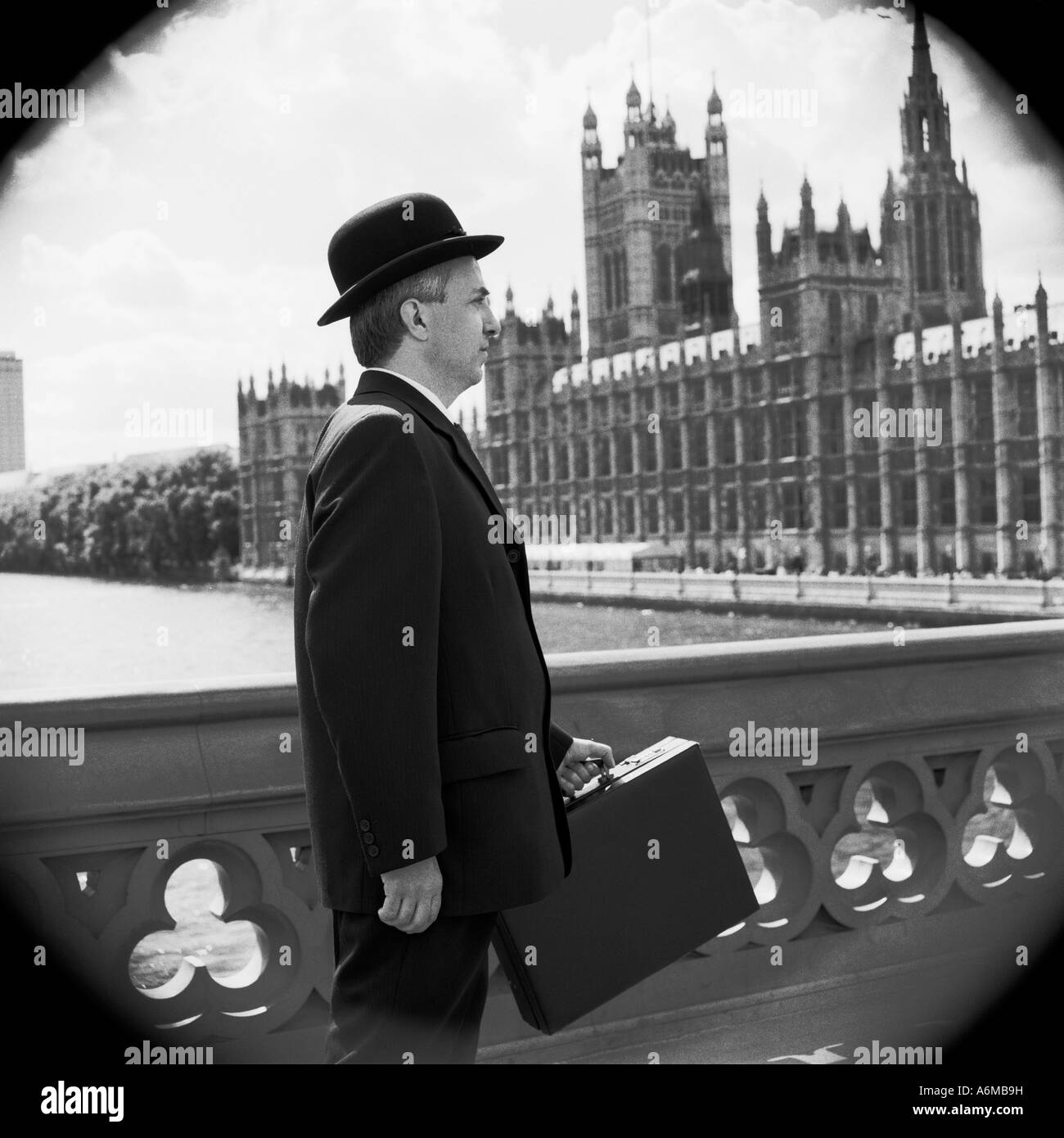 Engländer in Melone Hut auf Westminster Bridge mit Houses of Parlament Stockfoto