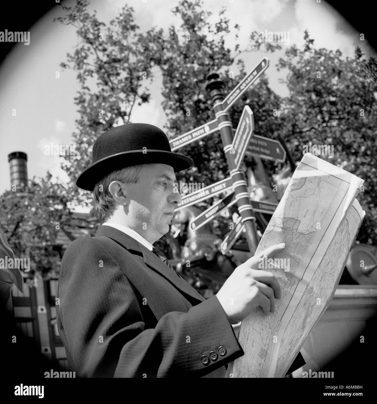 City Gent Geschäftsmann liest Karte in London Stockfoto