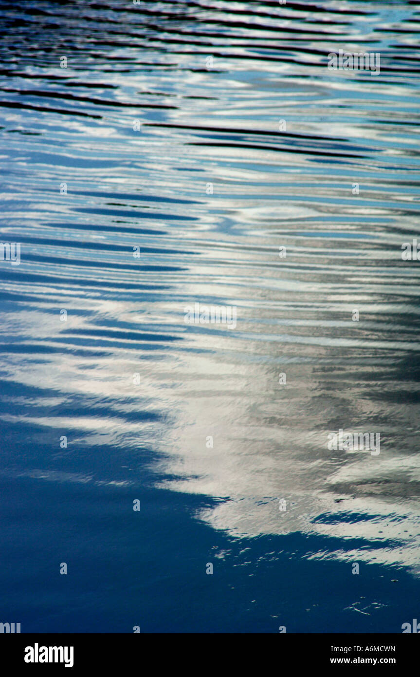 Nahaufnahme des Wassers, reflektiert ein blauer Himmel & Wolken, Plätschern in abstrakte Muster. Stockfoto