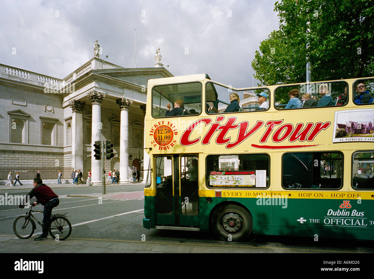 Touristischen offenen gekrönt Bus vorbei an den alten Irish Houses of Parliament am College Green in Dublin jetzt eine Filiale der Bank of Ireland Stockfoto