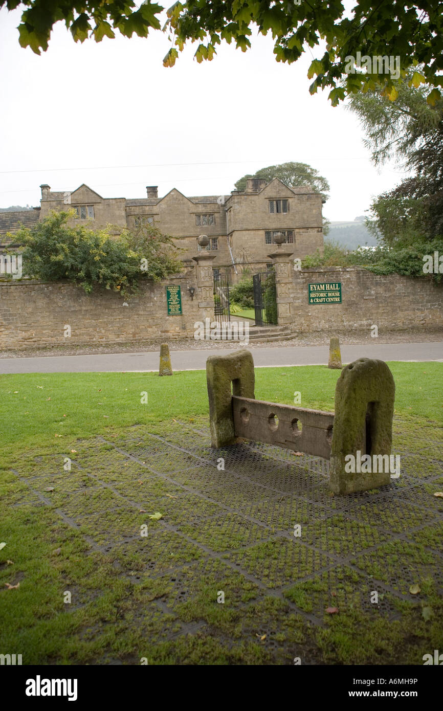 Eyam Hall und Bestände, Derbyshire, England Stockfoto