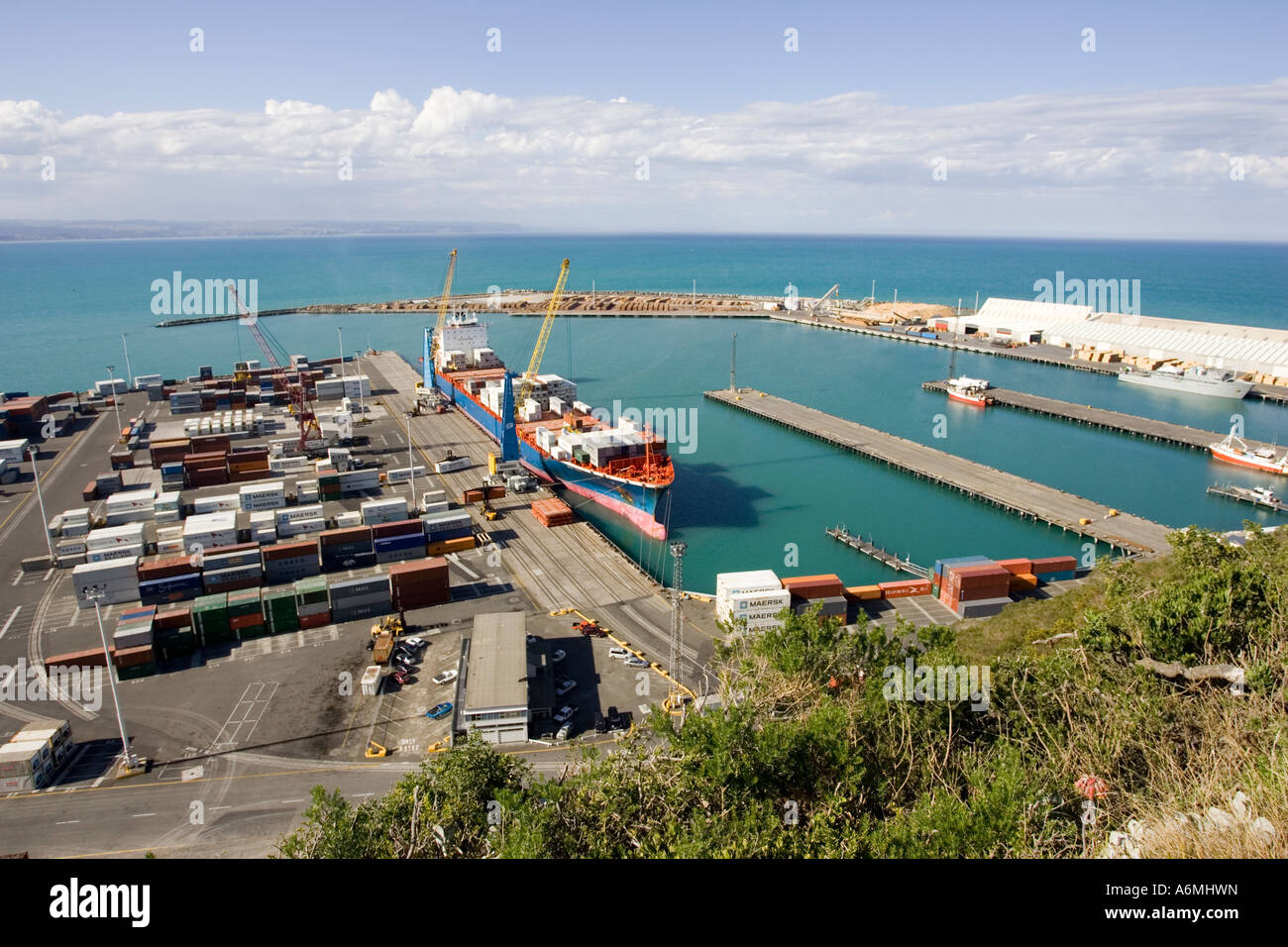 Container gestapelt auf Kai und Container Frachtschiff im Hafen und die Docks Napier Nordinsel Neuseeland Stockfoto