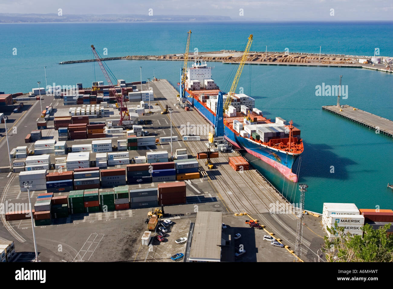 Container gestapelt auf Kai und Container Frachtschiff im Hafen und die Docks Napier Nordinsel Neuseeland Stockfoto