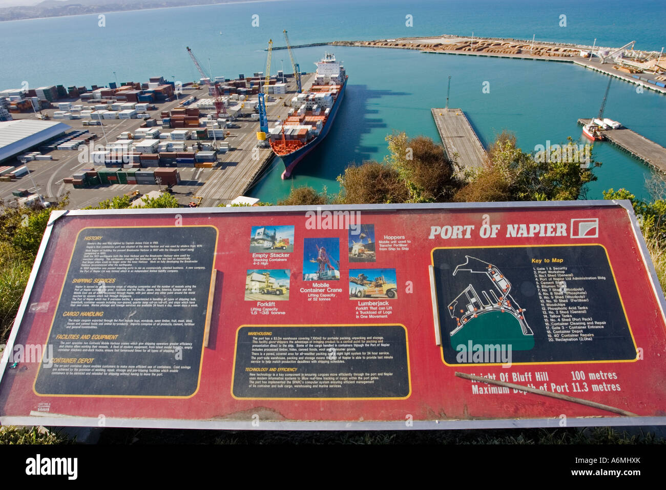 Schild auf Bluff Hill mit Blick auf Hafen von Napier Nordinsel Neuseeland Stockfoto