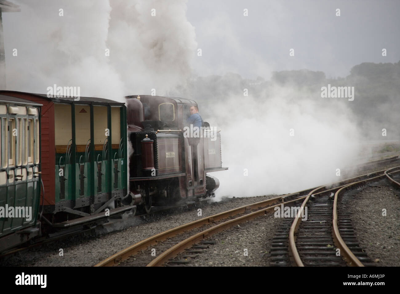 Dampfzug genannt Merddin Emrys verlassen an Porthmadog auf die wieder Steam Railway, North Wales, Vereinigtes Königreich Stockfoto