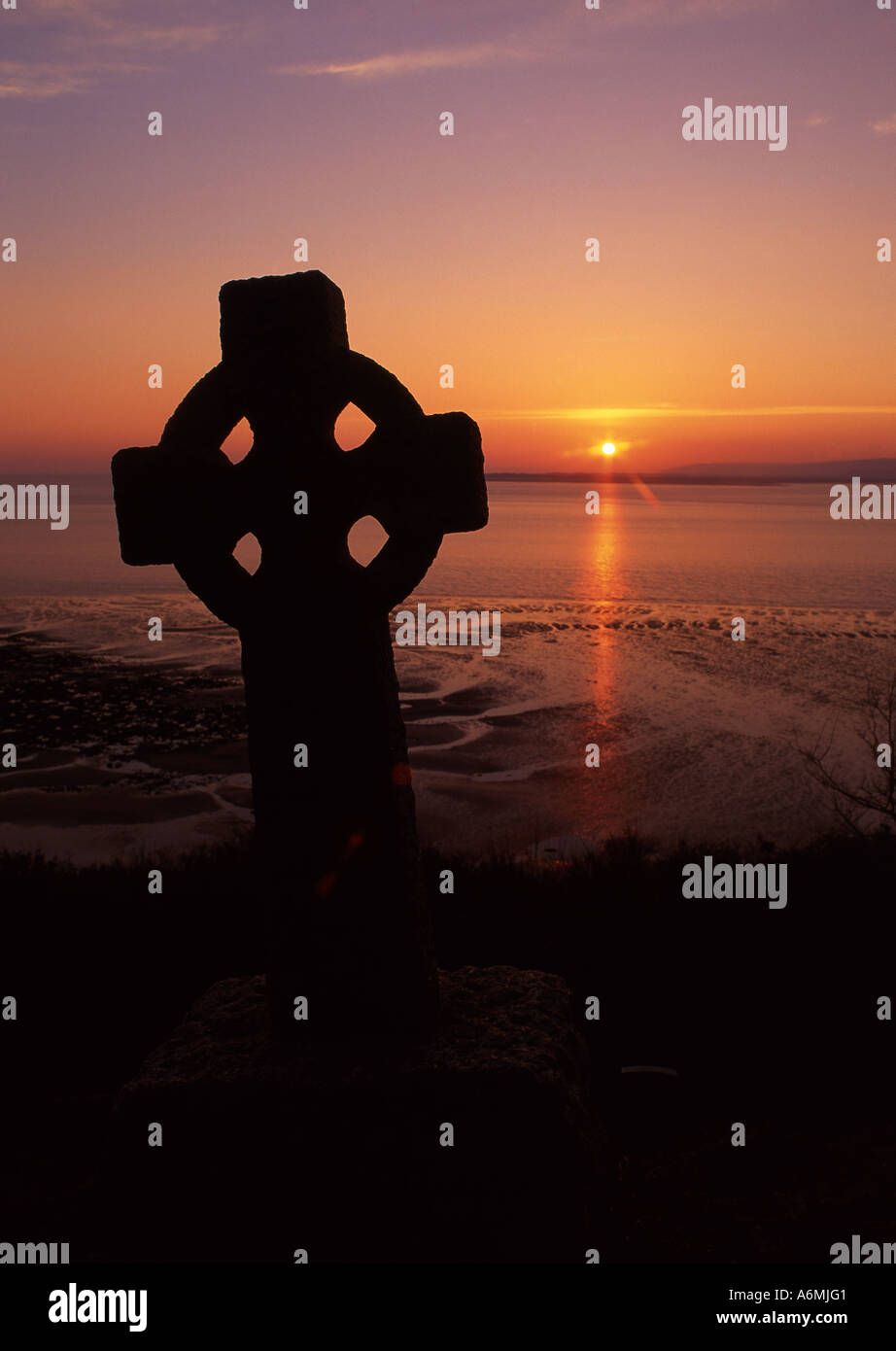 Silhouette des keltischen Kreuzes bei Sonnenuntergang St Ishmael Kirche Carmarthenshire West Wales UK Stockfoto