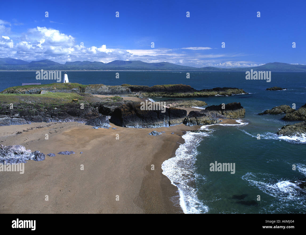 Llanddwyn Island Llyn Halbinsel im Hintergrund Isle of Anglesey North Wales UK Stockfoto
