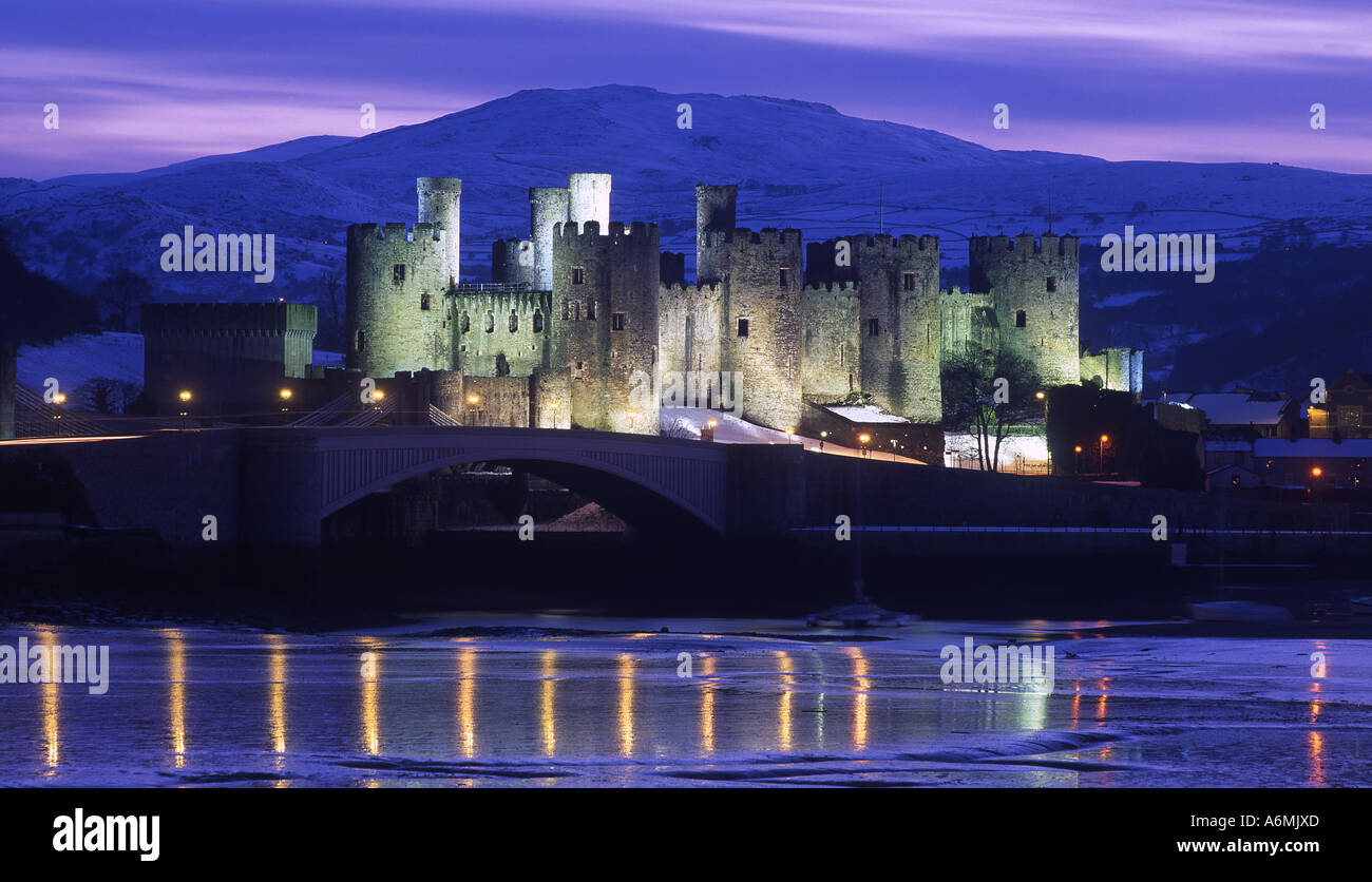 Conwy Castle in der Nacht im Schnee Conwy North Wales UK Stockfoto