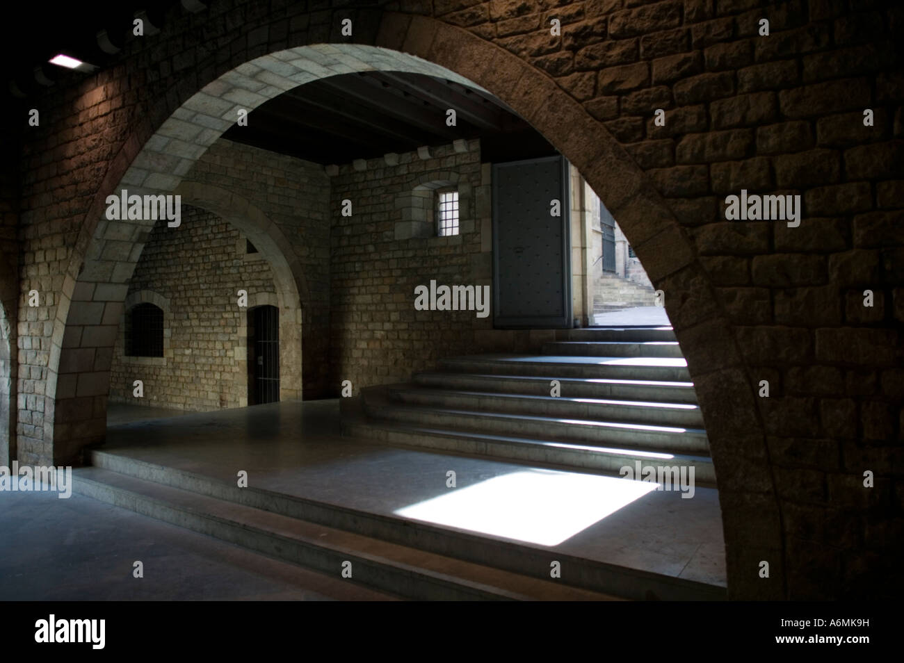 Stein-Torbogen im Inneren Eingang zum Museu Frederic Mares MFM El Barri Gotic gotischen Viertel Barcelona Katalonien Spanien Stockfoto