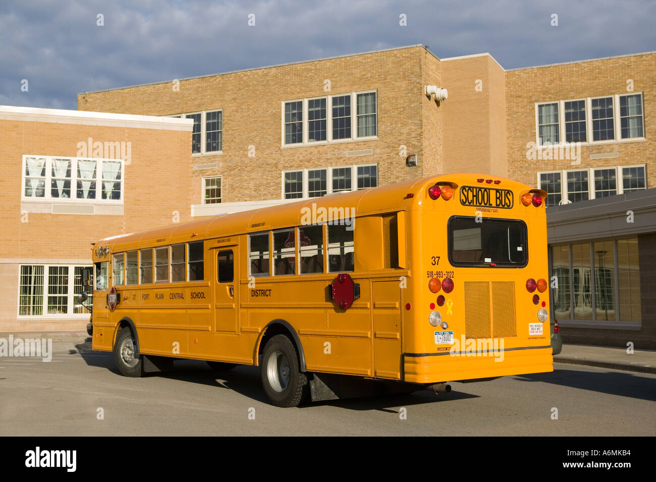 Schulbus parkte vor Gymnasium Stockfoto