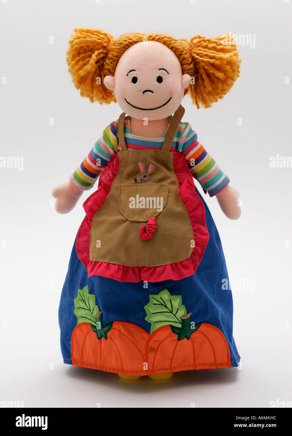 weiche Puppe Dolly Spielzeug Cinderella gefüllte Kleid Kleidung Lumpen  Diener vorne lächelndes Gesicht stehende Position unten Kind Kinder  Stockfotografie - Alamy