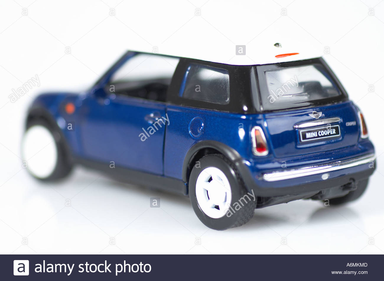 Ein blauer Mini Spielzeugauto Stockfoto