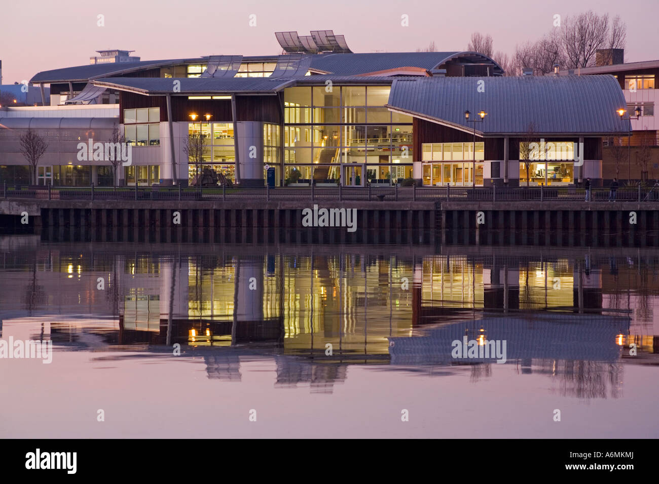 St Peters Campus (City of Sunderland University) am Ufer des Flusses Wear in der Nacht Stockfoto