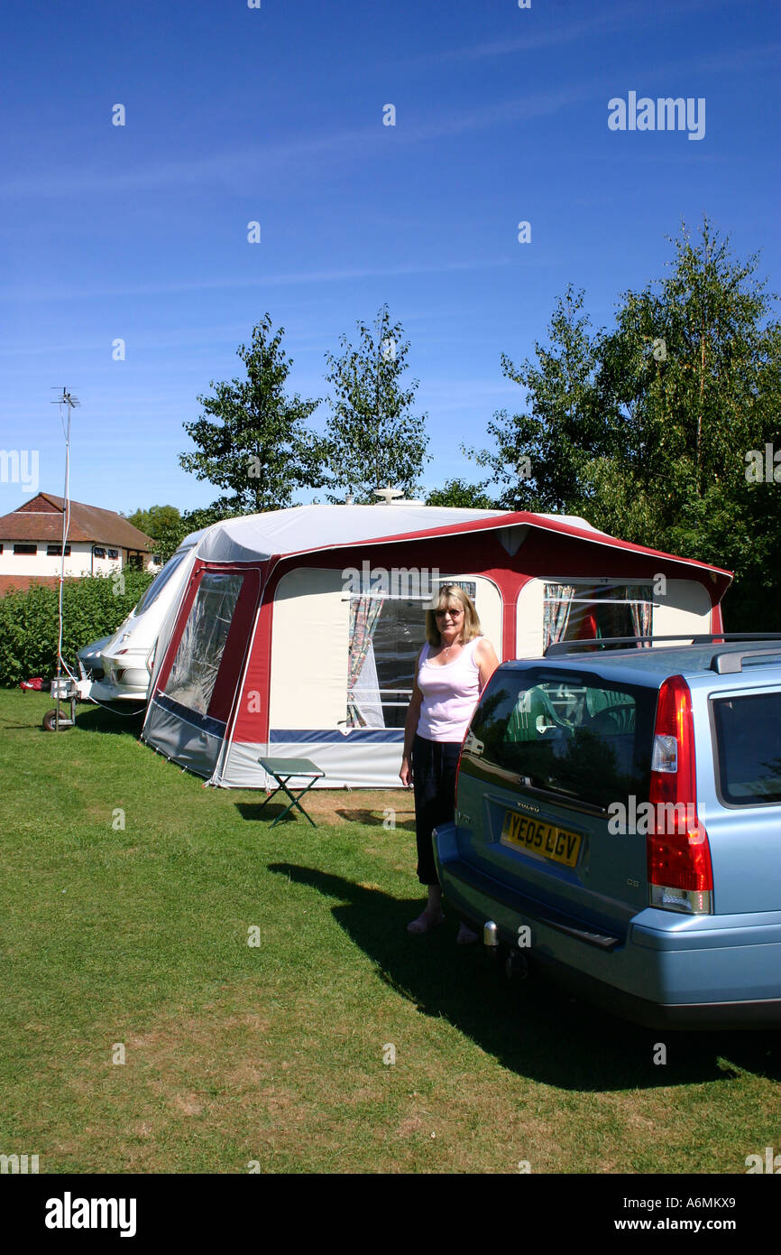 Frau stehend mit Wohnwagen Vorzelt und Auto mit tiefblauen Himmel  Stockfotografie - Alamy