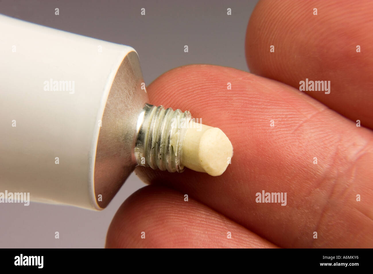 Anwendung der Salbe oder Creme auf fingertip Stockfoto