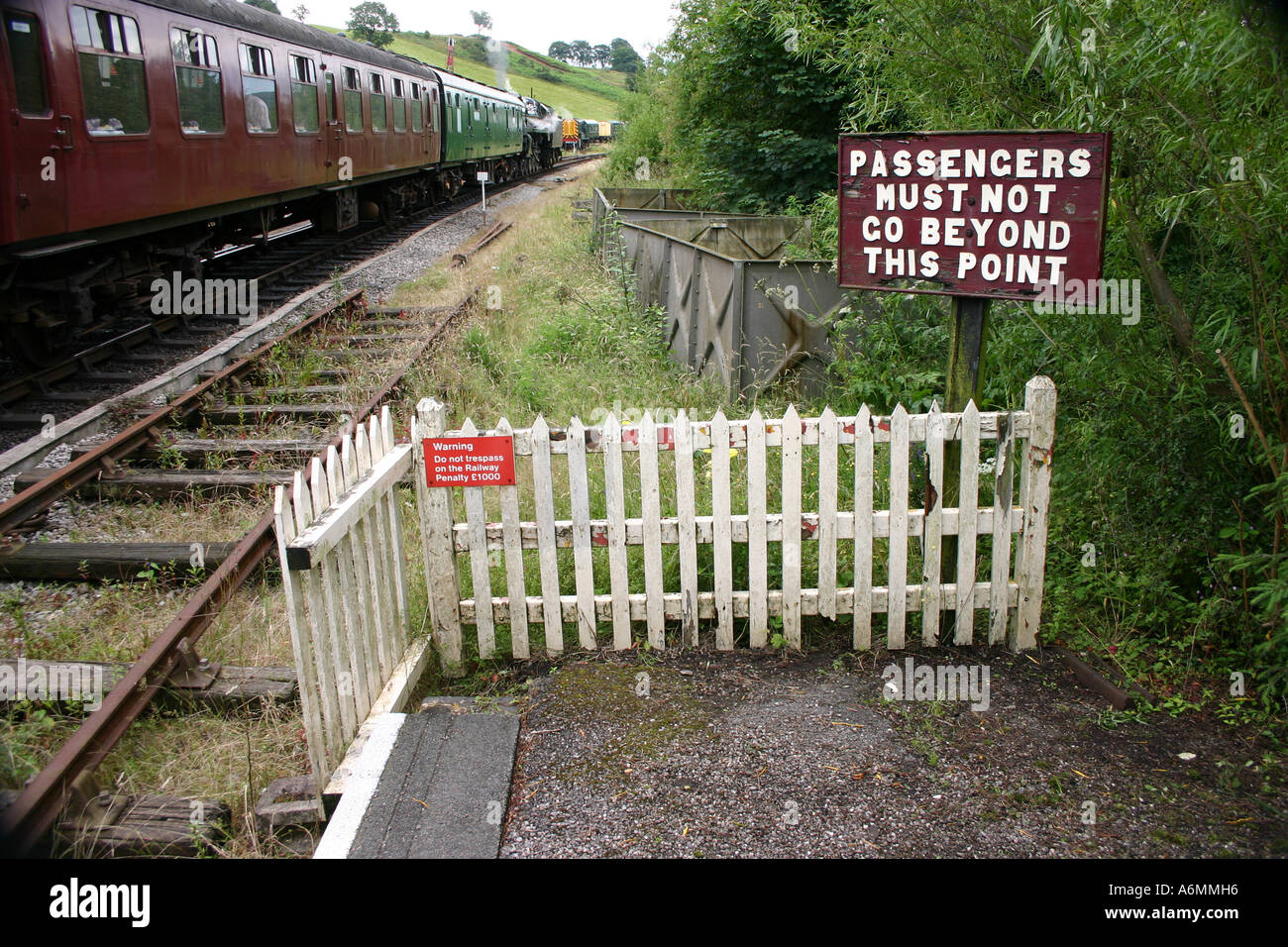 Passagiere müssen nicht überschreiten dieses Punkt-Zeichen auf Dampfeisenbahn an Cheddleton Station, Staffordshire Stockfoto
