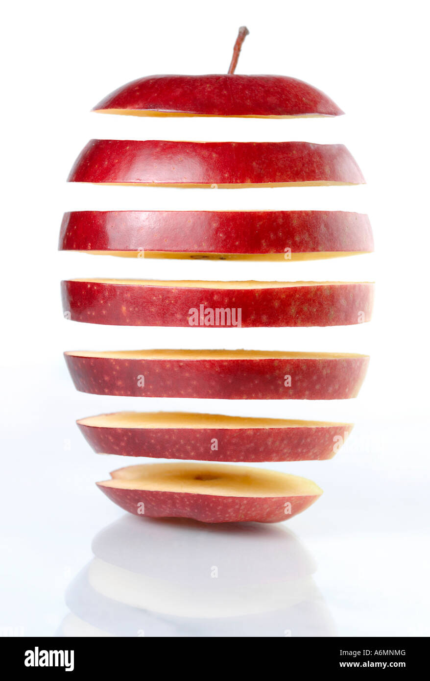 In Scheiben geschnittene roter Apfel gentechnisch veränderte Obst Food Konzept Stockfoto