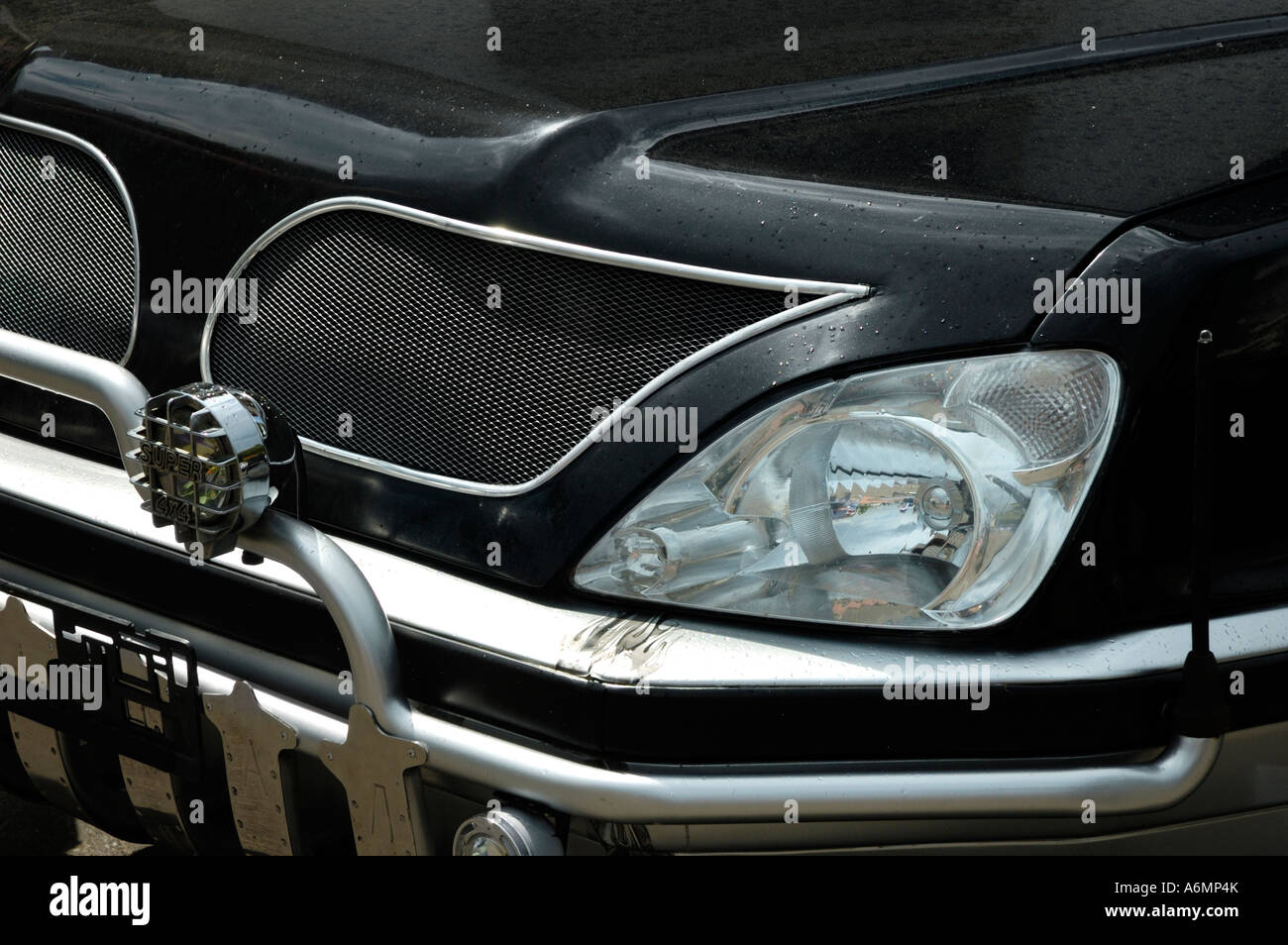 Schwarzen SUV Auto Stockfoto