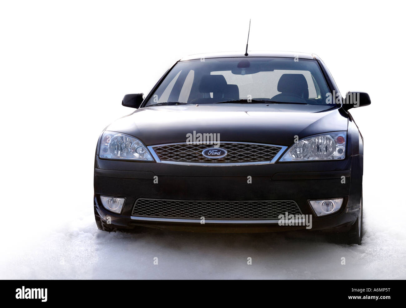 Schwarzen Ford Focus auf Schnee Stockfoto