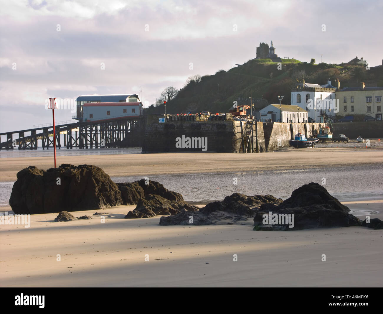 Tenby Hafen in Süd-Wales zeigt sowohl die alten und neuen RNLI Lifeboat Stationen Stockfoto
