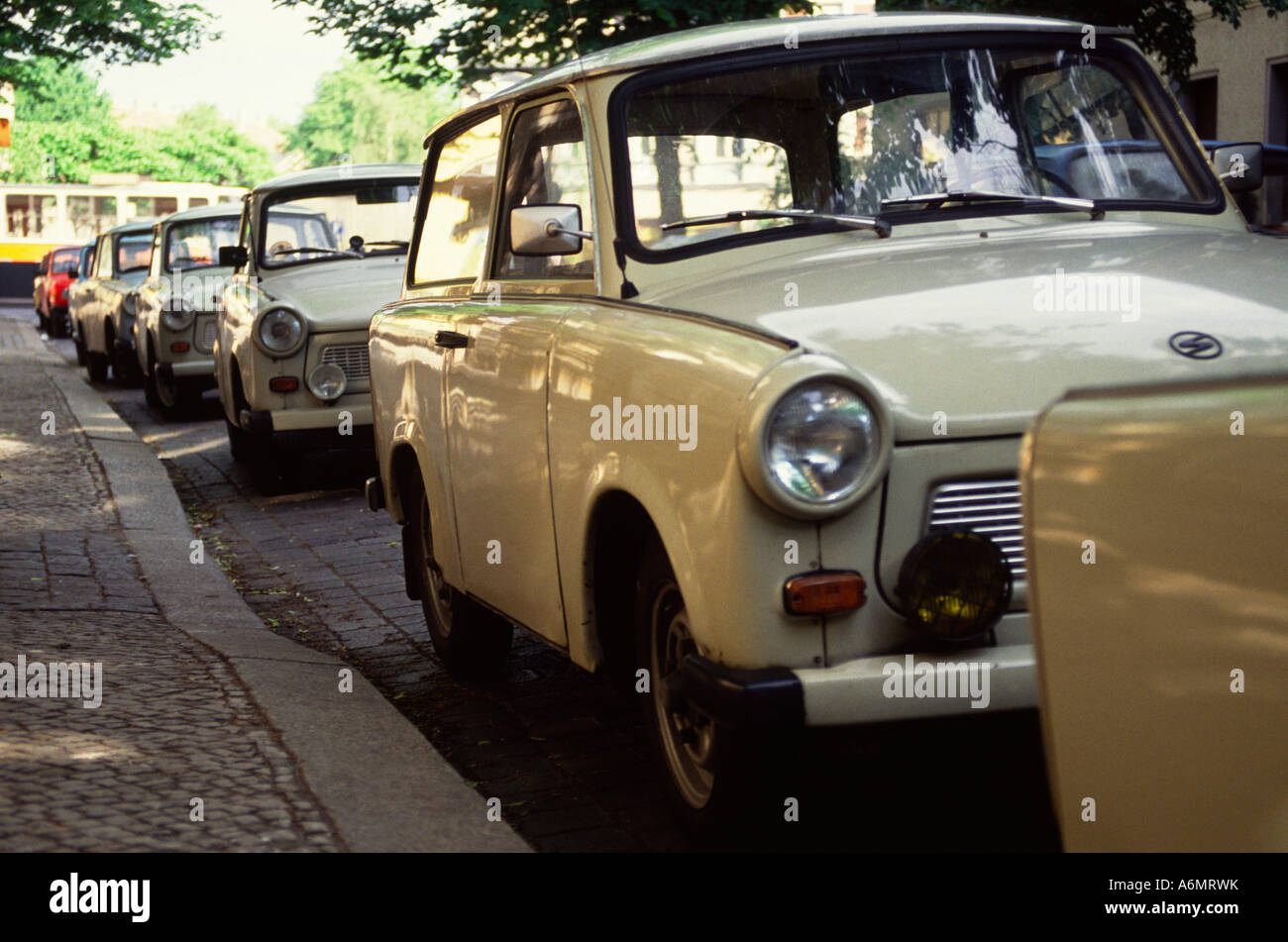 Berlin, Deutschland; Reihe von Trabant Autos in Ost-Berlin 1990 Stockfoto