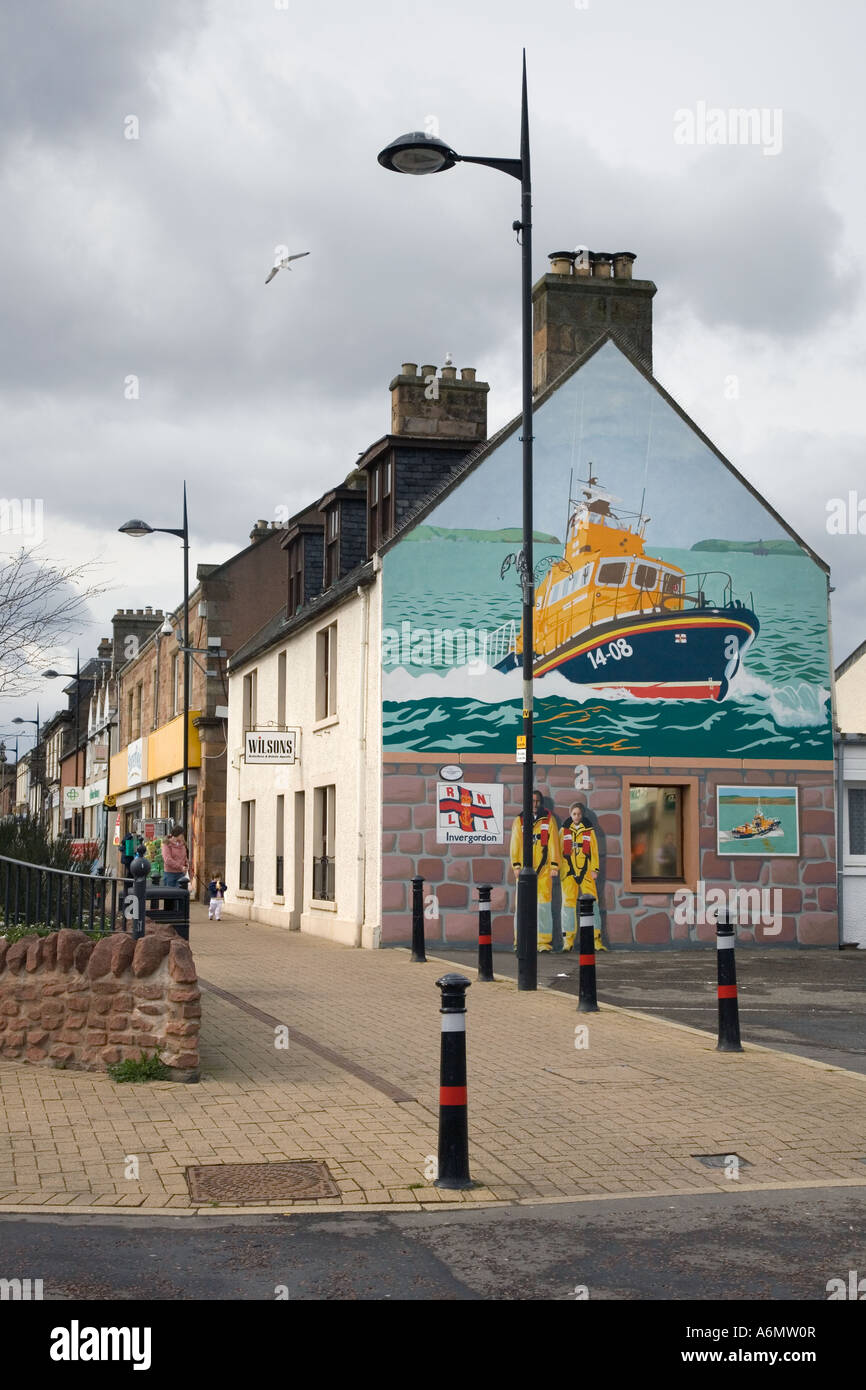 Lackierung des schottischen RNLI-Rettungsbootes. Invergordon High Street Art, dekoriertes Giebel-Endhaus. Kunst in Invernesshire Ross & Cromarty, Schottland Stockfoto