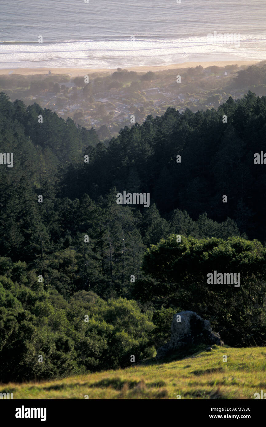 Blick hinunter auf die Küste Wellen brechen sich am Stinson Beach von Bolinas Ridge Mount Tamalpais Marin California Stockfoto