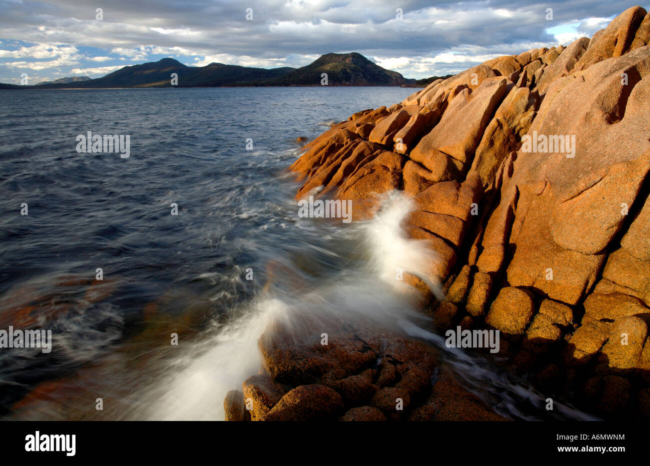 Wellen gegen Felsen auf Schouten Insel, Freycinet Peninsula in Tasmanien Stockfoto