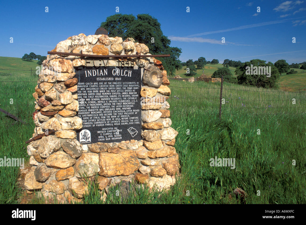 Historischen Marker für Goldrausch Siedlung Ruinen des indischen Gulch est 1849 in der Nähe von Hornitos Sierra Foothills Mariposa County Neff Stockfoto