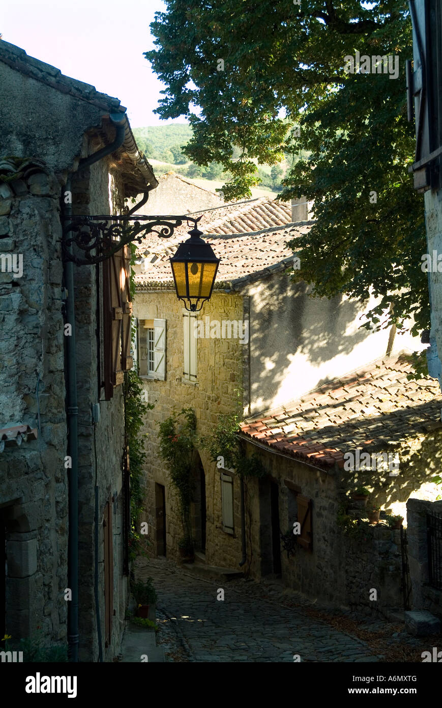 Eine Straße in dem mittelalterlichen Dorf Penne in Aveyron S W Frankreich Midi-Pyrenäen am Abend Stockfoto