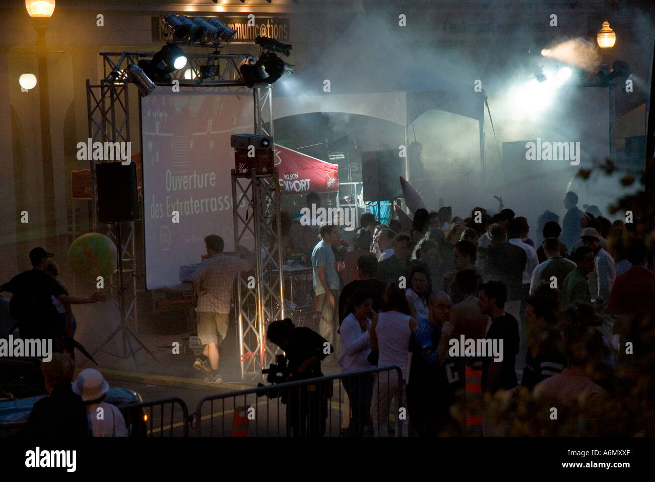 Nacht-Straßenszene vor Feierlichkeiten von la fête Nationale du Québec, Québec, Québec, Kanada Stockfoto
