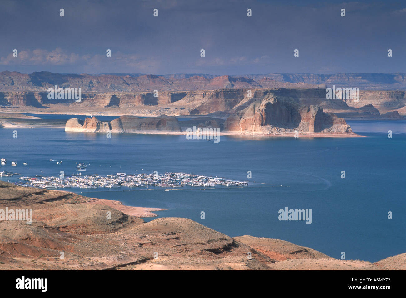 Boote in Wahweap Bay Marina am Lake Powell Glen Canyon National Recreation Area in der Nähe von Page Arizona Stockfoto