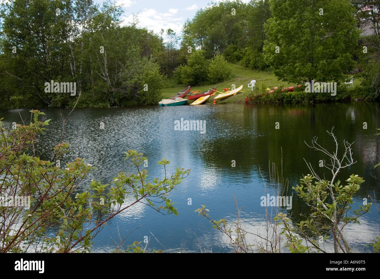 Kajaks im Anschlag auf See Stockfoto