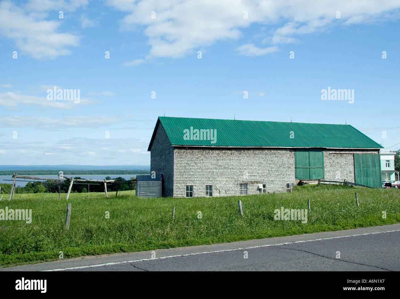 Scheune mit Gründach auf L'Ile d ' Orleans, Quebec, Kanada Stockfoto