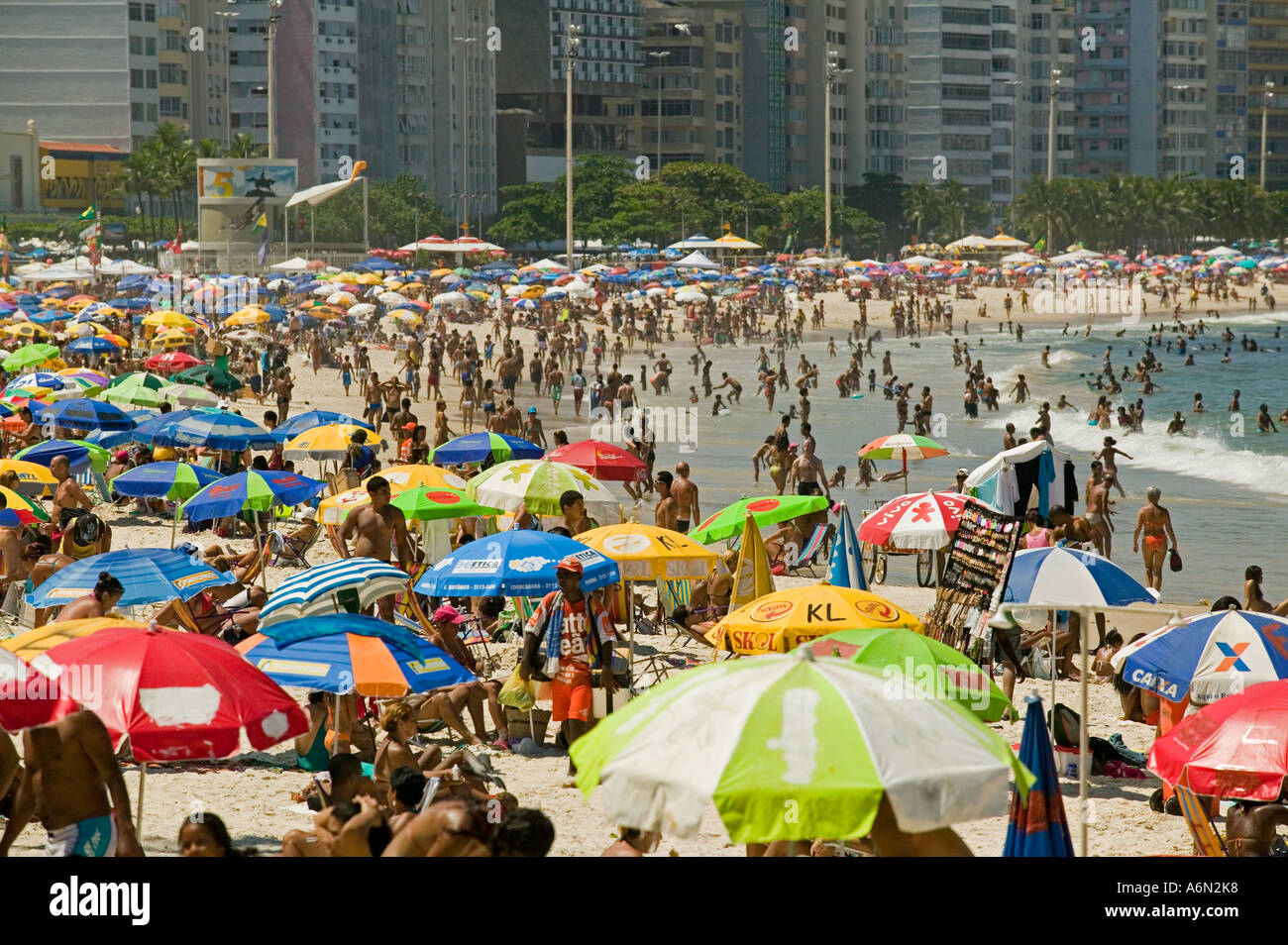 Menschen am Strand entlang der Copacabana-Brasilien Stockfoto