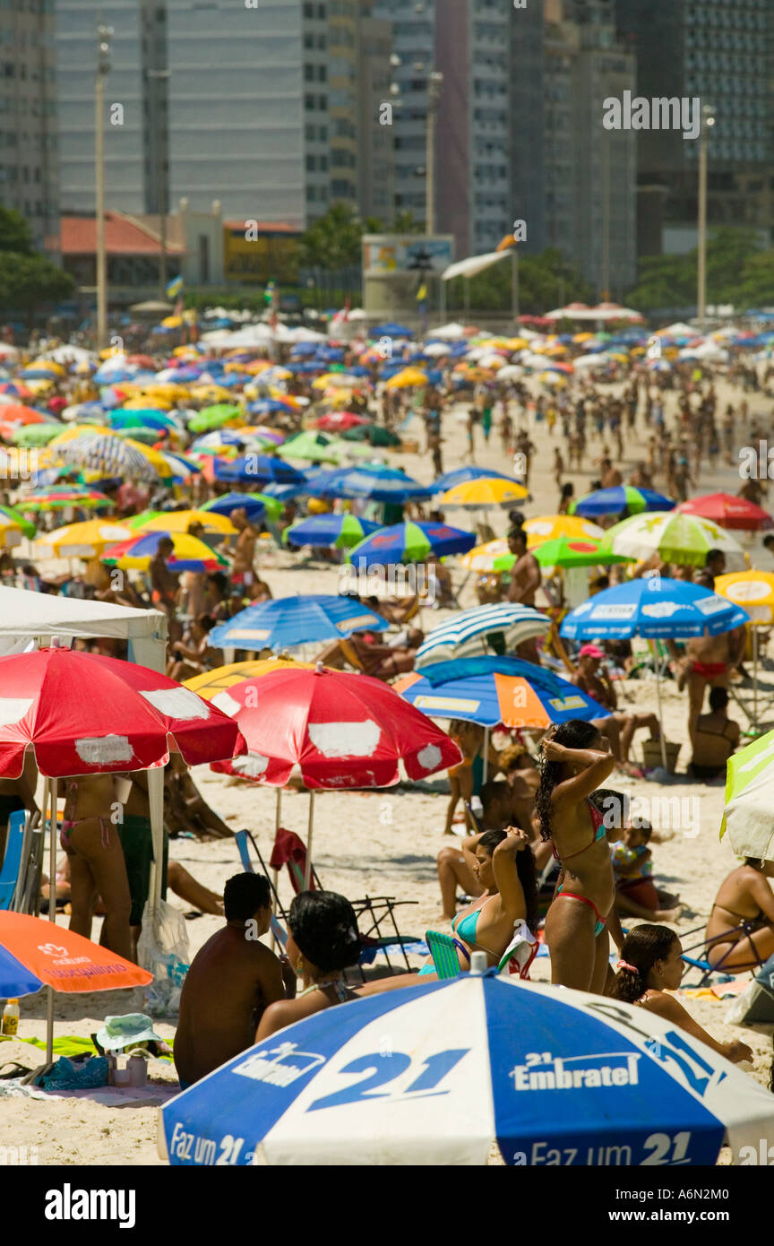 Menschen am Strand entlang der Copacabana-Brasilien Stockfoto