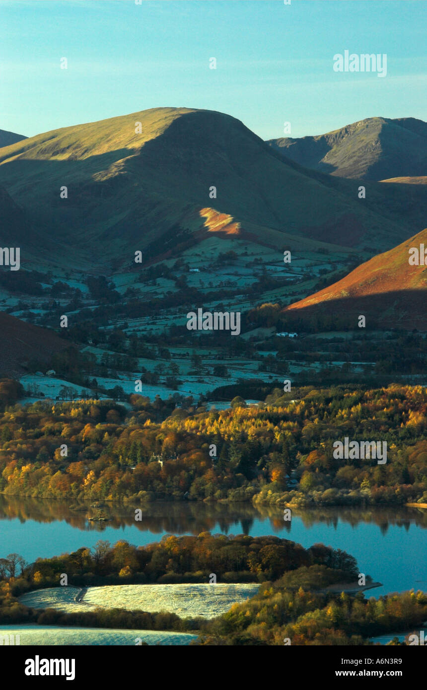 Latrigg in der Morgendämmerung mit Blick auf Keswick und Derwent Water mit Catbells in der Ferne Stockfoto