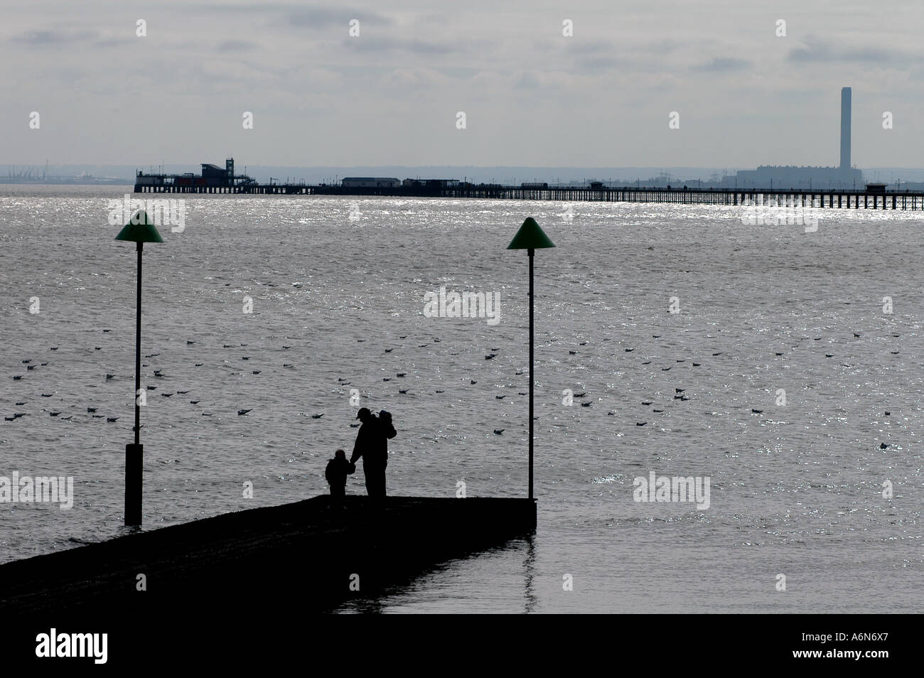 SOUTHEND ON SEA ESSEX ENGLAND. SOUTHEND ON SEA ESSEX ENGLAND PIER FIRE RE SCHADEN RUINEN VATER SOHN Stockfoto