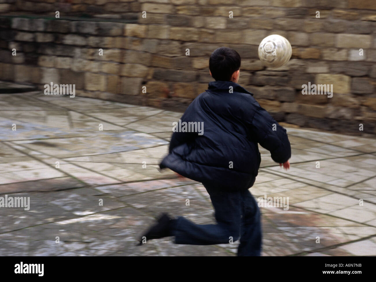 Ein Azeri Jungen Fußball spielen in der Straße Baku Aserbaidschan Stockfoto