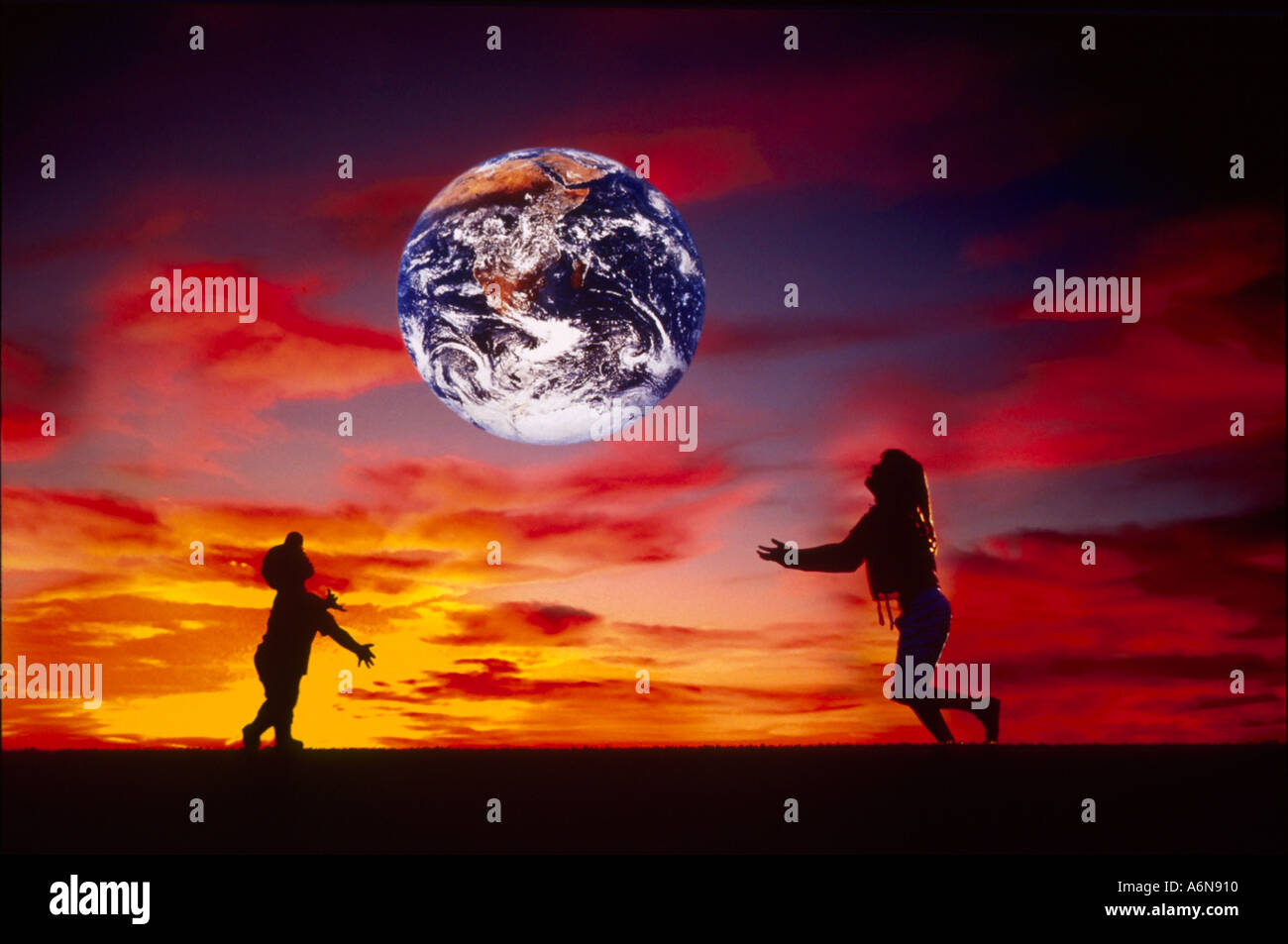 Konzeptbild von zwei Kinder werfen einen Globus Stockfoto