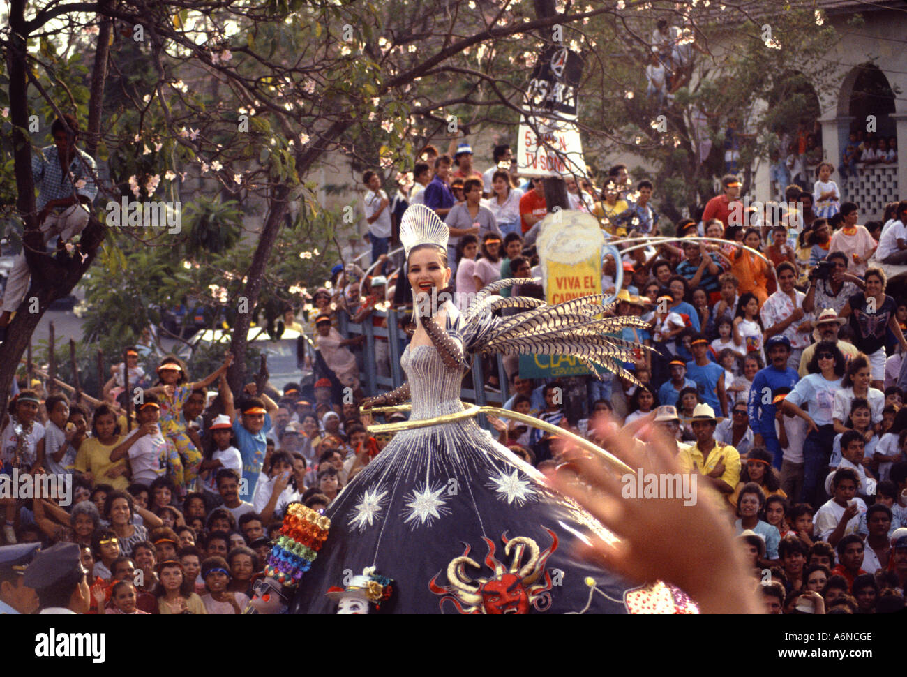 Karnevalskönigin winkt ein Zuschauer in Barranquilla Kolumbien Südamerika Stockfoto