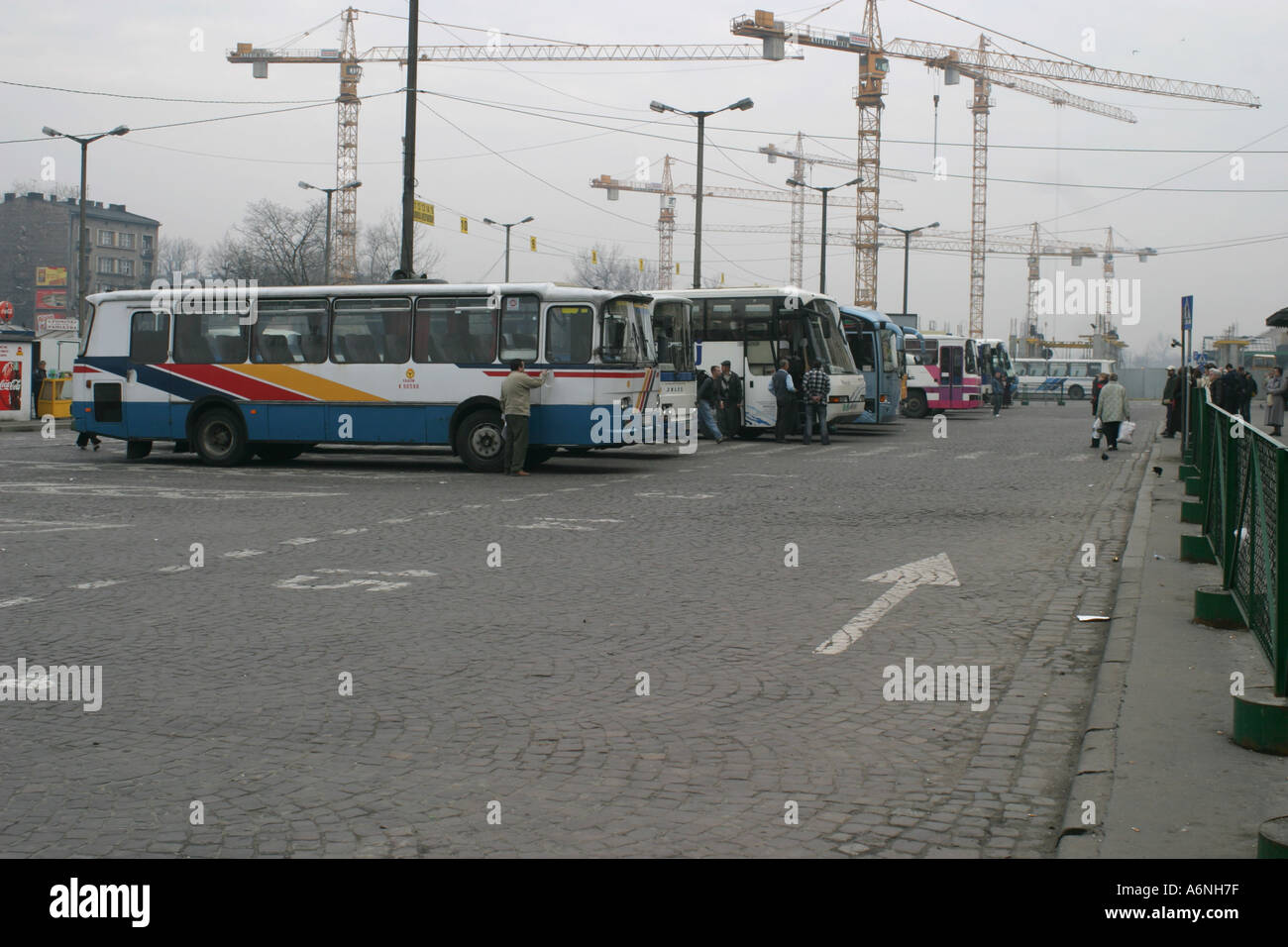 Linien- und Reisebusse warten draußen Krakau Bahnhof Stockfoto