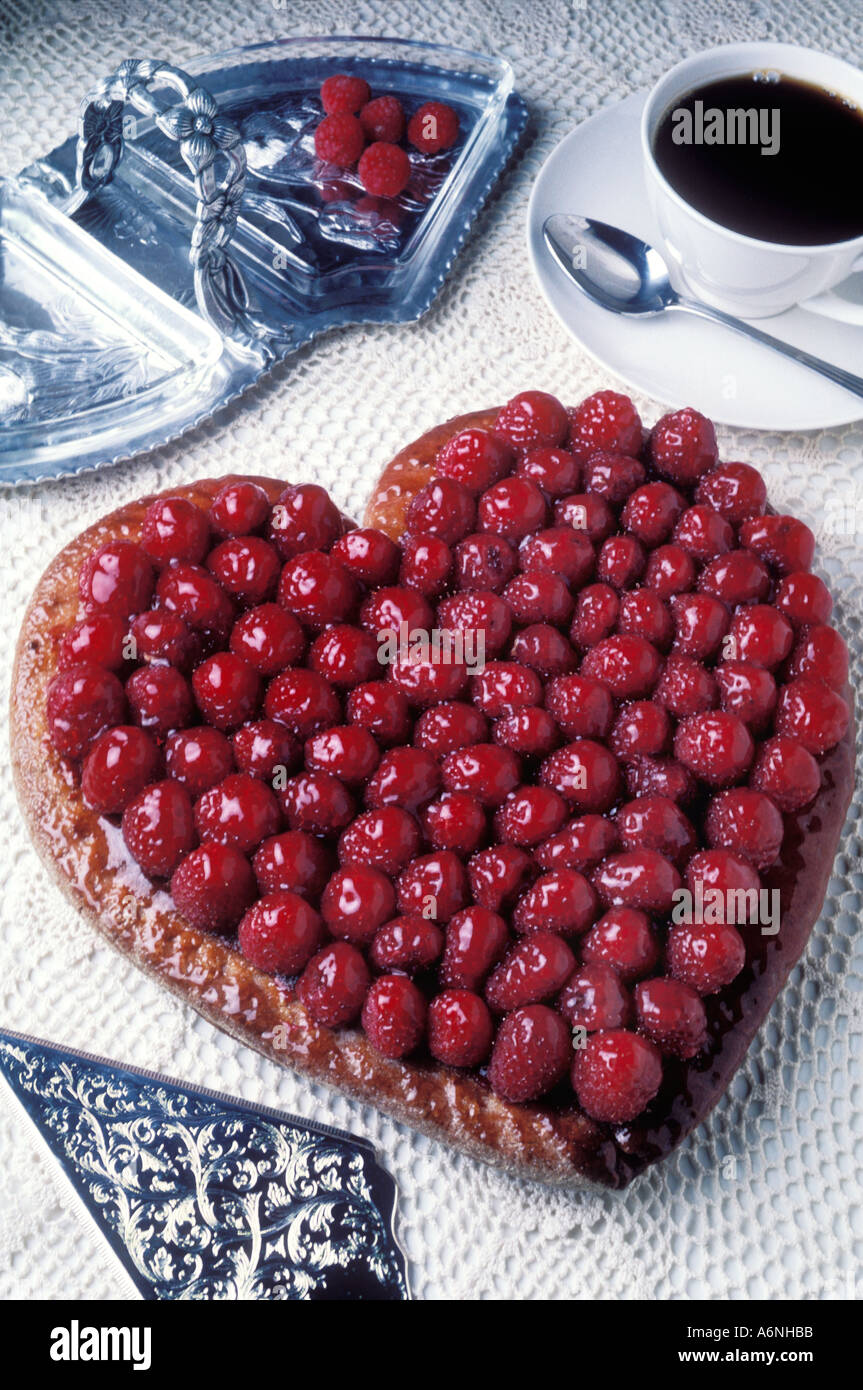 Erdbeertorte mit Kaffee in Herzform Stockfoto