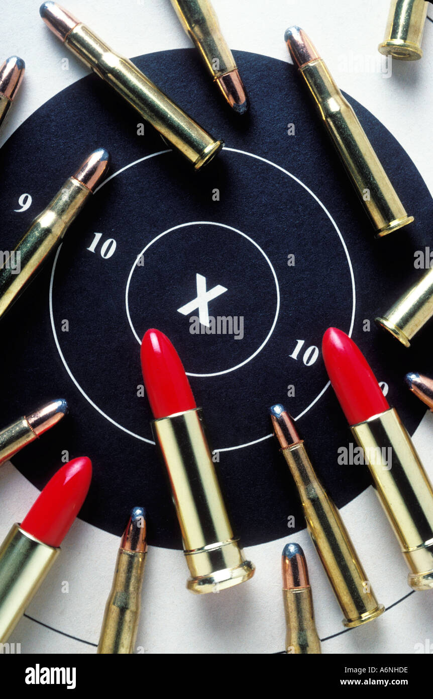 Lippenstift und Kugeln am Ziel Stockfoto